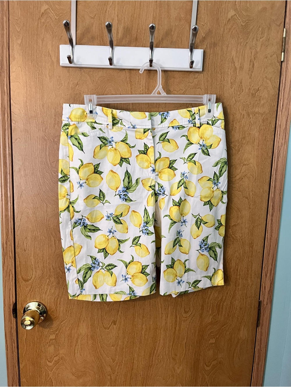 Talbots Perfect Short White Yellow Lemon Print SZ 10 Waist 32” Rise 11” EUC